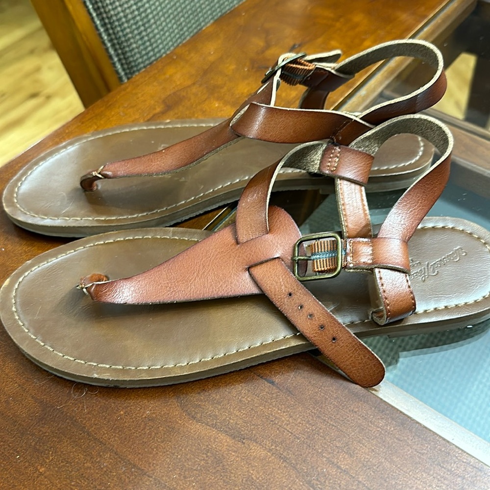 Universal thread, size 9 brown leather flip-flop ￼